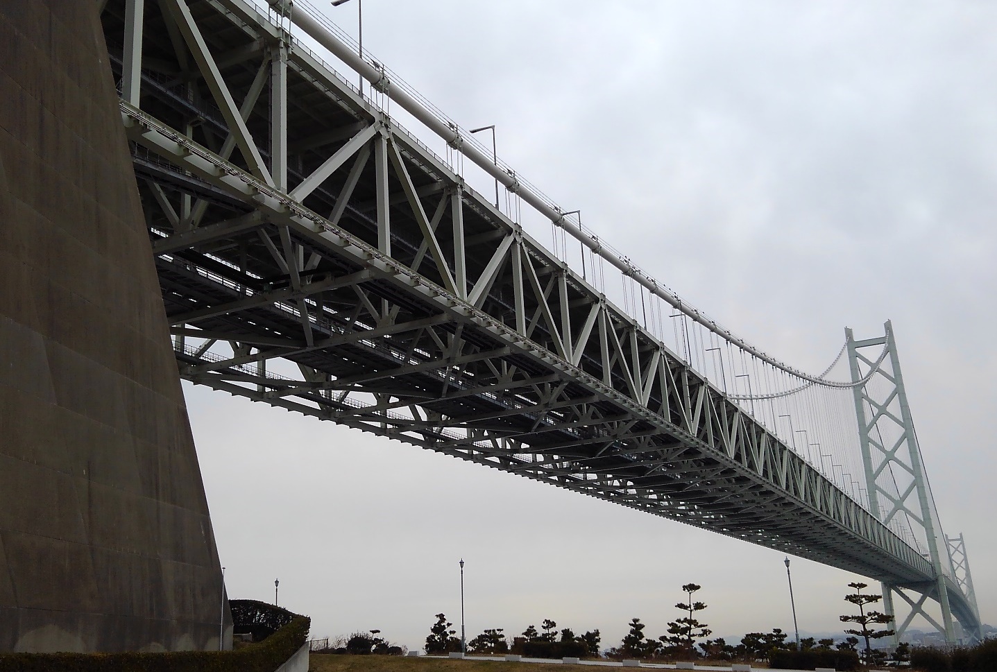 世界一の吊り橋を望む道の駅（兵庫県淡路市）